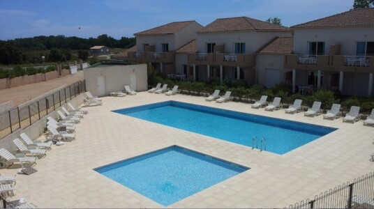 La piscine et sa pataugeoire